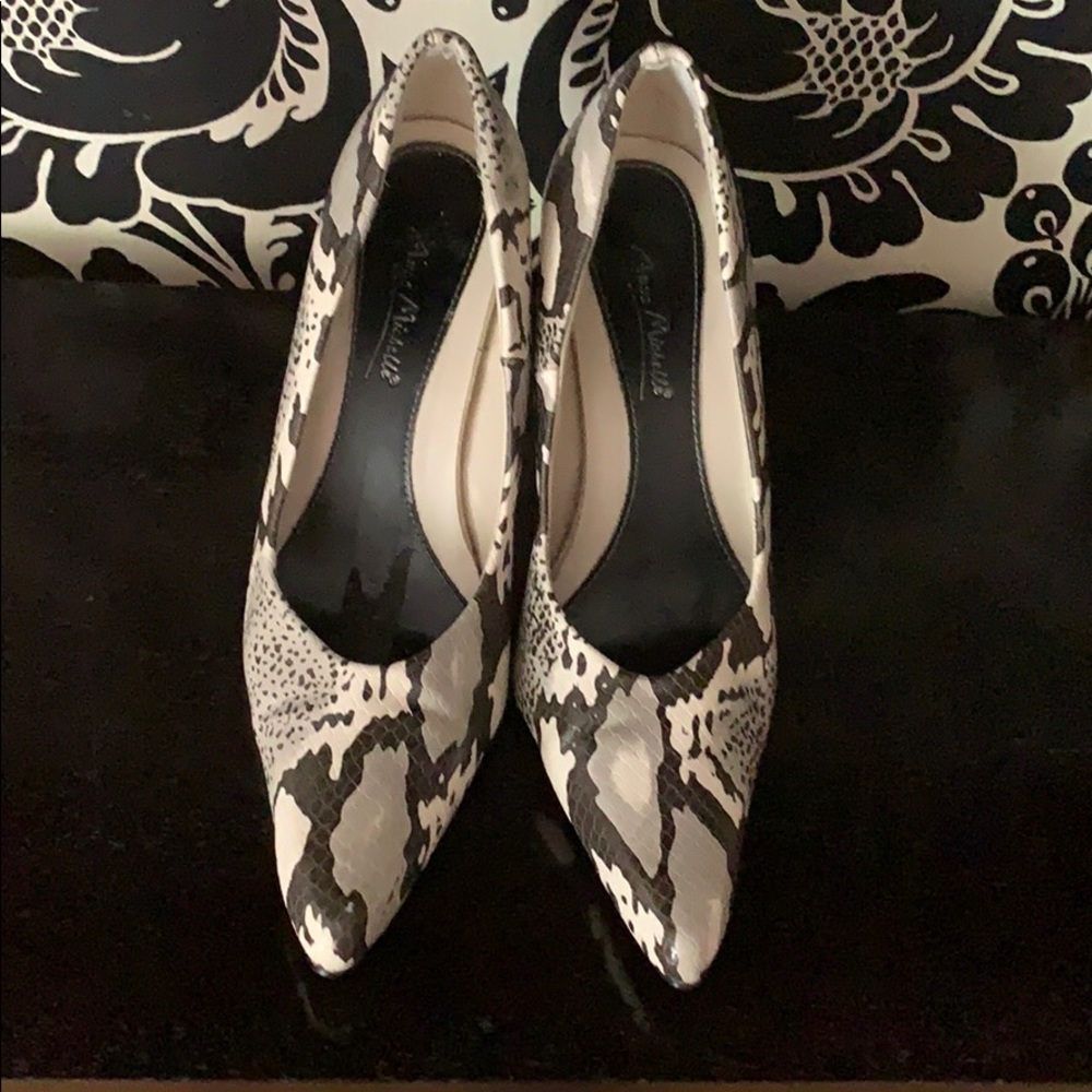 Anne Michelle snakeskin pumps
